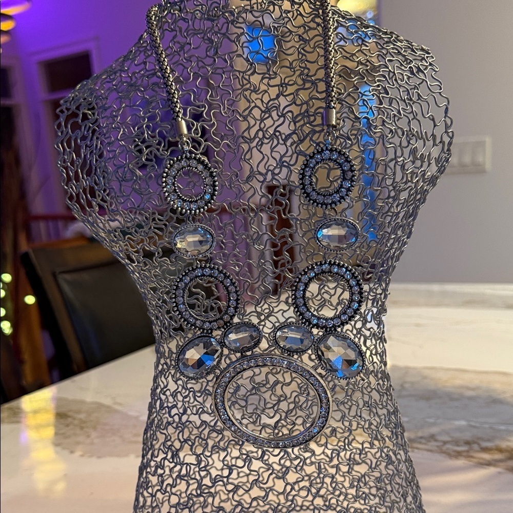 Elegant Silver Necklace with Crystal Accents - Picture 2 of 2